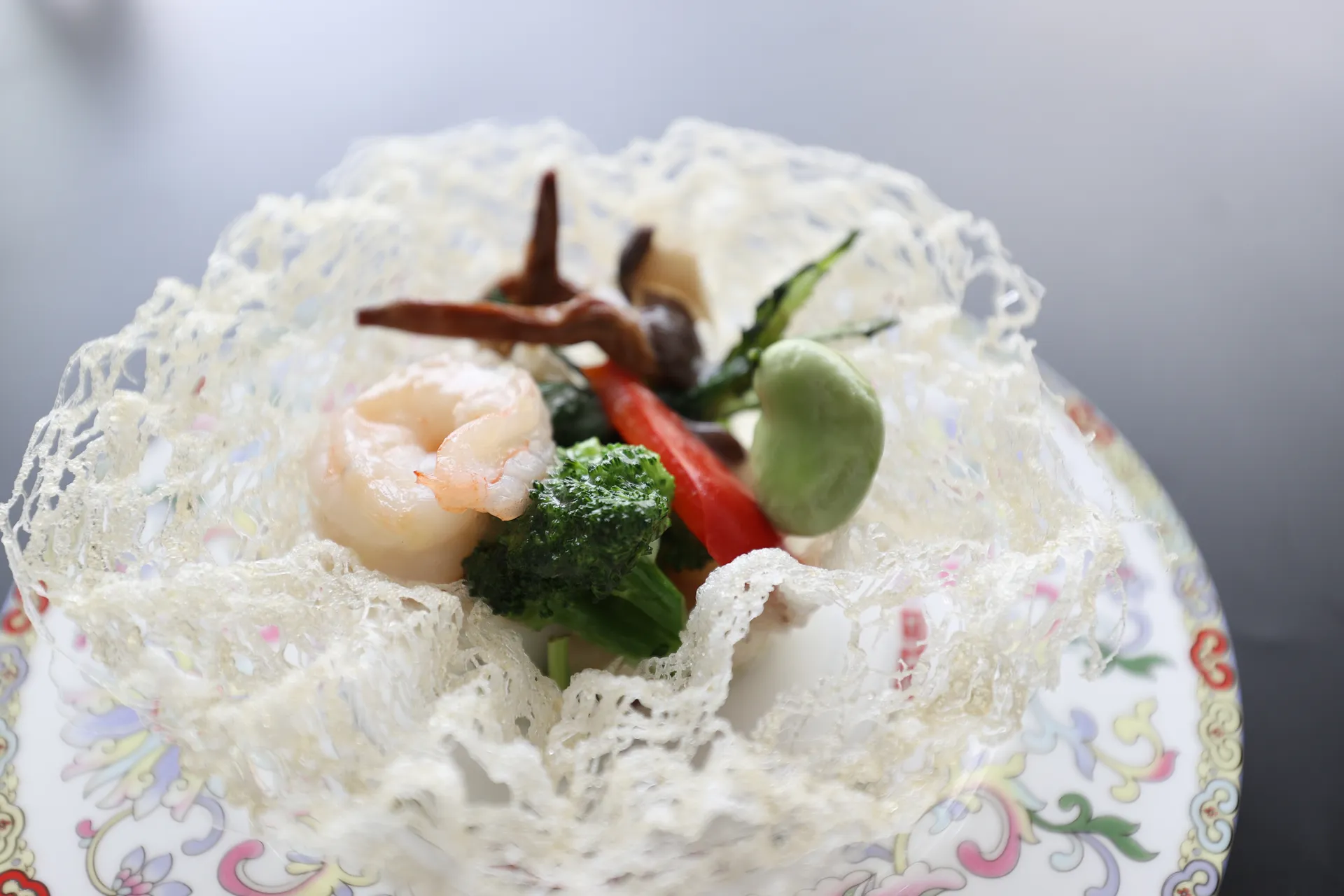 海老と季節の野菜を盛り付けた敦煌の中国料理