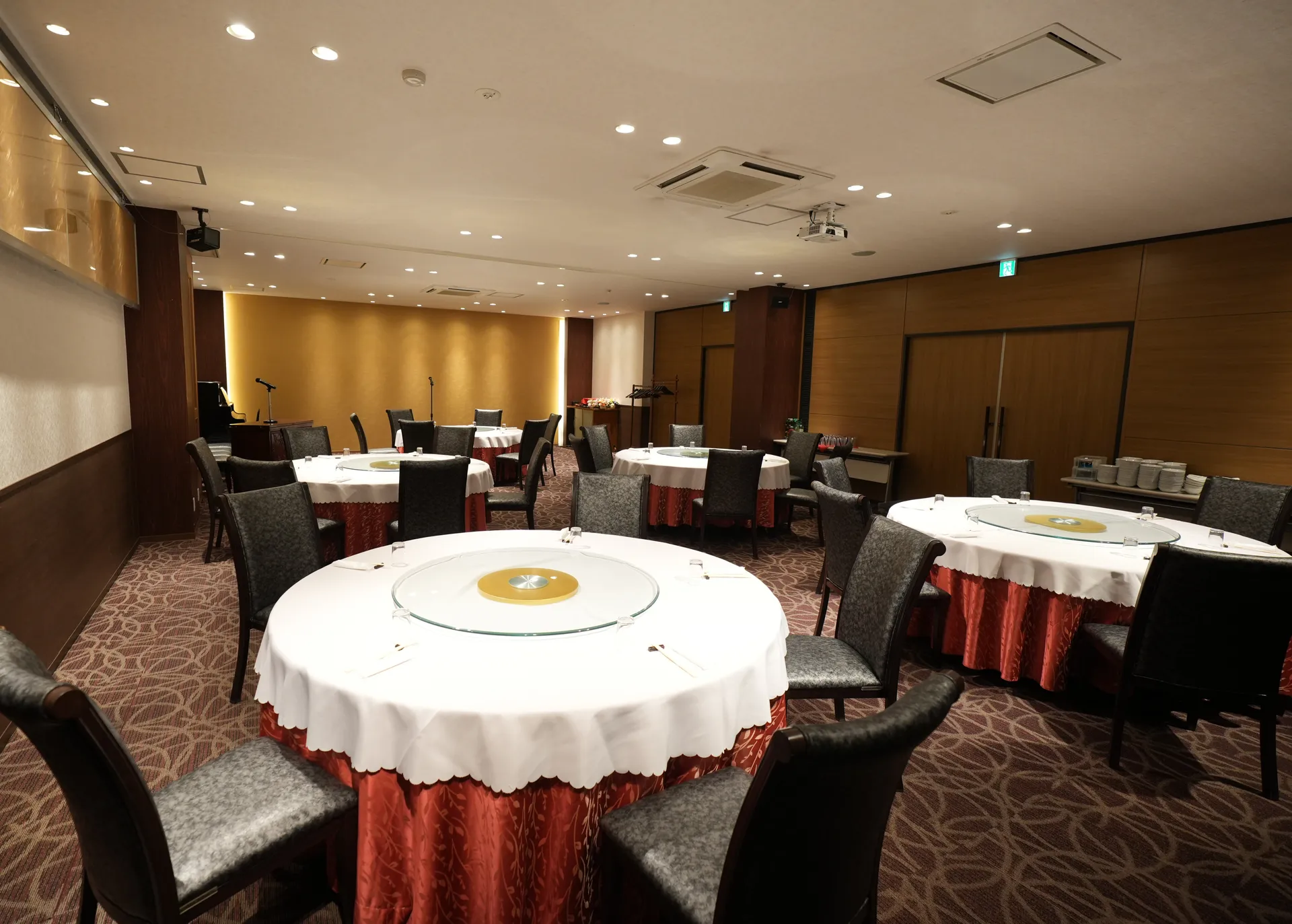 円卓が並ぶ宴会場