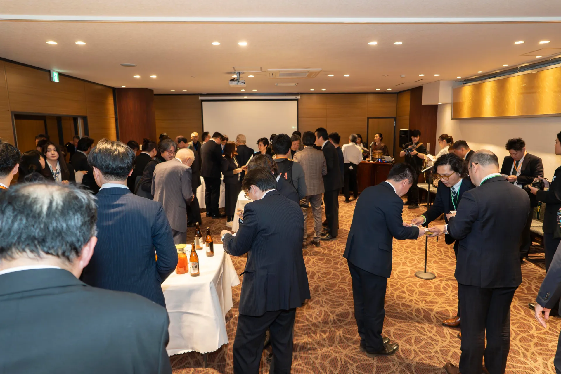 交流イベントが開かれている敦煌の宴会場