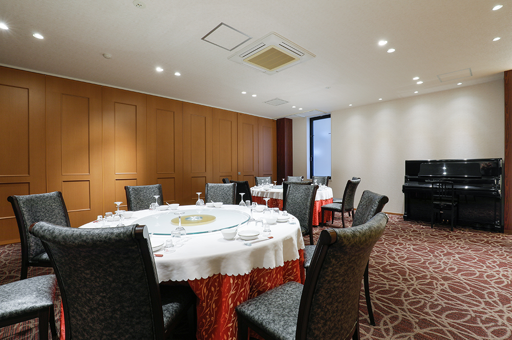 16名規模の集まりに利用できる敦煌の宴会場